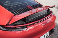 速度に応じて立ち上がるリアウイング。中央にはハイマウントストップランプが備わる。