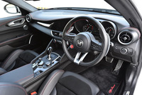 エレガントな曲線で構成されるダッシュボード。中央には車載インフォテインメントシステムをつかさどる8.8インチのディスプレイが配置されている。