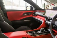 赤と茶のインテリアでは、主に助手席側にその色が使われ、運転席側はブラック基調でコーディネート。キャビンの左右でツートンカラーのようになる。