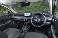 ダッシュボードの眺めは一面のブラック。ステアリングホイールやシフトセレクターはウレタン巻きとなっている。