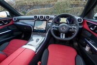 内装色は「AMGライン」装着車でしか選べない「パワーレッド／ブラック」。ダッシュ中央の縦型11.9インチディスプレイはドライバー側に傾けてレイアウトされている。
