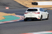 今回は路面状況のいいサーキットでの試乗となったが、「メガーヌR.S.カップ」のカタログにはハードなサスセッティングは「公道の快適性とはトレードオフ」と記されている。