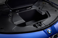 立派なボンネットは付いているけれど、その下にエンジンはなし。エンジン付きの「3シリーズ」は、既存のプラットフォームをベースに別立てで用意されるようだ。