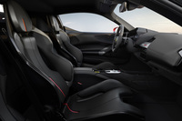 サポート性を重視したバケットシートを採用する。