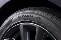 タイヤの側面には、ヨコハマのフラッグシップブランド「ADVAN」と優れたコンフォート性能を象徴する「dB」のロゴ、そしてパターンナンバー「V552」が添えられる。