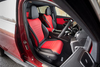 赤×黒の内装はオプションの「AMGレザーエクスクルーシブパッケージ」（51万3000円）に含まれる。これを選ぶには「AMGラインパッケージ」（78万3000円）の同時装着が必須。