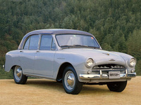 1955年「トヨペット・マスター」（RR）。「クラウン」と同時に発売された前後リジッドアクスルを持つタクシーキャブ専用車だが、スタイルはクラウンよりすっきりしていてスマートという声もあった。価格はクラウンより10万円安い91万5000円。