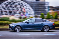 今回の試乗車がまとっていた外板色は「デニムブルーメタリック」と呼ばれるもの。これを含め「S90」には全6色の外板色が設定されている。ボディーサイズは全長×全幅×全高＝4970×1880×1445mm、ホイールベース＝2940mm。車重は2100kgと発表されている。