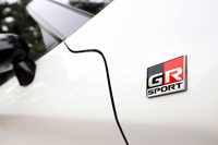 ボディーサイドを飾る「GR」のバッジ。内外装のいずれにもメーカーを示すロゴやエンブレムはない。