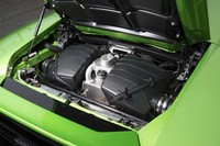 エンジンフードを開けて、まず目に入るのはエアクリーナーボックス。エンジン本体を眺めることはできない。