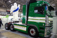 貴で日々活躍中のトレーラーヘッド。イベント開催中はビバンダム（ミシュランマン）を積載して展示される。