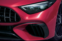 フロントスポイラーやサイドエアインテーク、サイドスカートトリムなどがカーボン製となる「AMGカーボンパッケージ」がオプションで用意される。