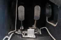 「ロードスター」のABCペダル。以前に取材した「4/4」では、アクセルがフットレバーのような形状をしていたが、ロードスターでは写真の通り、一般的な吊り下げ式のペダルとなっている。