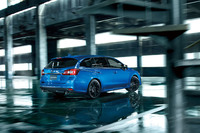 18インチサイズのアルミホイールやリアオーナメント、ドアミラーをブラックカラーでコーディネート。ベースモデルよりもリーズナブルな価格設定になっている。