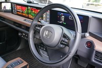 特徴的な2本スポークのステアリングホイール。操舵感は軽い。