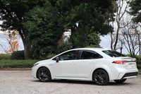 従来型よりもボディーが大きくなった現行型だが、多くのパネルを国内専用とすることで、海外仕様車よりもコンパクトに仕立てられている。