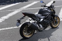 エッジの効いたシャープなスタイリングが新型「ホーネット」の魅力。カラーリングは標準モデルが「パールグレアホワイト」、「SP」モデルが「マットバリスティックブラックメタリック」となっている。