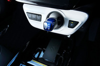 シフトレバー（写真中央）の左には、EVモードを含む走行モードの選択スイッチが並ぶ。