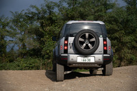 構造的には共通点のない新旧「ディフェンダー」だが、新型のボディーには、各所に旧型のデザインアイコンが取り入れられている。