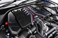 「BMWの量産車の中で最もパワフル」とうたわれるツインターボエンジン。1800rpmという低回転域から3000rpm以上の範囲で最大トルク750N・mを発生する。ストライプの入ったカーボン製エンジンカバーは16万4000円のオプション。