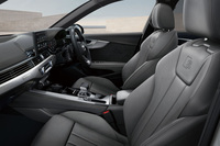 「ローターグレー」のファインナッパレザーを採用するインテリアも「Sライン コンペティション プラス」モデルの特徴