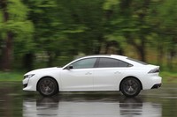 ボディーサイズは全長×全幅×全高＝4750×1860×1420mm。先代モデルよりも80mm短く、35mm低くなっている。