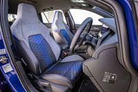 ブルーの「R」ロゴをあしらった専用のヘッドレスト一体型「トップスポーツシート」が標準装備される。表皮は専用ファブリックとマイクロフリースのコンビネーションで、前席にはヒーター機能が内蔵されている。