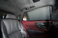 電動サンシェードは、小さなリアのクオーターウィンドウにも装備される。