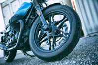 「V7 IIIストーン」の特徴となっている、黒塗りのキャストホイール。切り詰められたフロントフェンダーも、他のモデルとは異なるポイントとなっている。