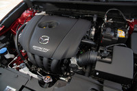 「20S」に搭載される2リッターガソリンエンジン。実用域での燃費の改善や、レスポンスの向上、排出ガス中の有害物質低減などが図られている。