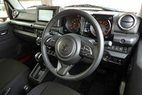 「ジムニー ノマド」のコックピット周辺部。ステアリングホイールのスポーク部にはアダプティブクルーズコントロールのスイッチが備わる。