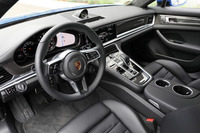 「パナメーラ スポーツツーリスモ」のインテリアは、基本的に「パナメーラ」と共通のデザインが採用されている。