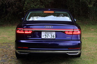 横一文字のデザインが目を引くリアランプには、均一な発光が可能な有機ELのテクノロジーを採用。デザインと視認性の高次元での両立が図られている。