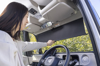 サンシェードが内蔵される大型ルーフコンソールは、駐車中に日差しを遮ったり車内で過ごす際に目隠しにしたりと大活躍のアイテム。使いたいときにサッとシェードを引き出すだけでフロントガラス全面を覆うことができる。