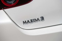 国内で親しまれてきた「アクセラ」の名は廃され、グローバルと同じ「マツダ3」の名称に統一。その後に「アテンザ」と「デミオ」も「マツダ6」と「マツダ2」へとそれぞれ変更された。