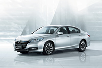 2008年12月に発売された9代目「アコード」。 ホンダ自慢の「i-MMD」を搭載するハイブリッド車に加え、外部充電が行えるプラグインハイブリッド車も設定された。後者はリースのみの販売だった。