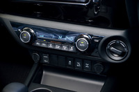 センターコンソールには、エアコンスイッチや駆動方式のセレクター（写真右）が並ぶ。