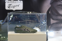 特別仕立ての「オニツカタイガーMEXICO 66 DRIVING」。写真奥に見える「ポルシェ911リイマジンド by シンガーDLS」のカラーリングをイメージしてつくられた。