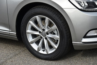 「TSIエレガンスライン」には10スポークのアルミホイールが装着される。テスト車のタイヤサイズは、前後ともに215/55R17。