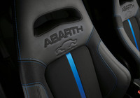 ヘッドレスト部に「TRIBUTO 131 RALLY」のロゴと車体をモチーフとしたデザインが入るサベルト製の専用スポーツシート。