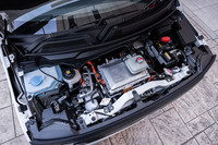 フロントに搭載される駆動用モーター（交流同期式）は最高出力64PS、最大トルク162N・mを発生する。駆動用リチウムイオンバッテリーの容量は29.6kWh（82.7Ah／358V）。一充電走行距離は295kmを実現している。