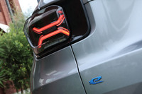 日本に導入されるカタログモデルの「アベンジャー」は「Altitude（アルティテュード）」グレードの右ハンドル仕様車のみで、価格は580万円。「クリーンエネルギー自動車導入促進補助金」は65万円となる。