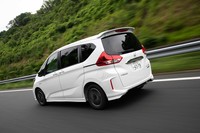 高速道路ですぐれた直進安定性を示す「フリード モデューロX」。フラットライド感の高さも印象的だった。
