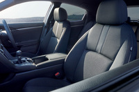 標準仕様のファブリックシートに加え、レザーシートも用意されている。