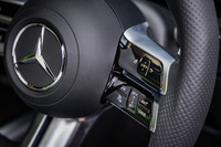 新デザインのスポーツステアリングホイールを標準で装備。クルーズコントロールのスイッチを右側スポーク下段に配置している。オプションの「AMGレザーエクスクルーシブパッケージ」を選択すると、ステアリングヒーターが追加される。