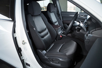 「CX-8 XDプロアクティブ」の前席はファブリック仕立て。運転席には、10Wayの電動調節機構やシートメモリー機能が備わる。