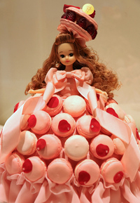 これは、「ピエール・エルメ・パリ」とのコラボレーションにより制作された「マカロン リカちゃん」。「フランスへの憧れ」の部に展示された。なおピエール・エルメ・パリは、難病の子どもたちに対する支援でも知られる、パティシエのピエール・エルメ氏が展開するパティスリーである。