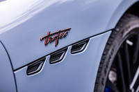 「グランカブリオ」は、2ドアクーペ「グラントゥーリズモ」をベースとする4シーターのオープントップモデル。高性能バージョン「トロフェオ」のみの設定で、車両本体価格は3120万円。