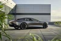 流麗なスタイルの「グランドスフィア コンセプト」。ホイールのサイズは23インチで、全長は5mをゆうに超える。