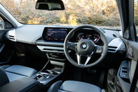 エントリーモデルのためカーブドディスプレイのスクリーンサイズは10.25インチ（メーター）＆10.7インチ（インフォテインメント）と上位モデルよりも控えめ。